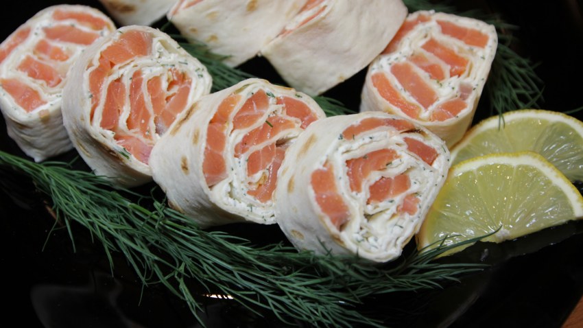 Рулетики из лаваша с красной рыбой и творожным сыром