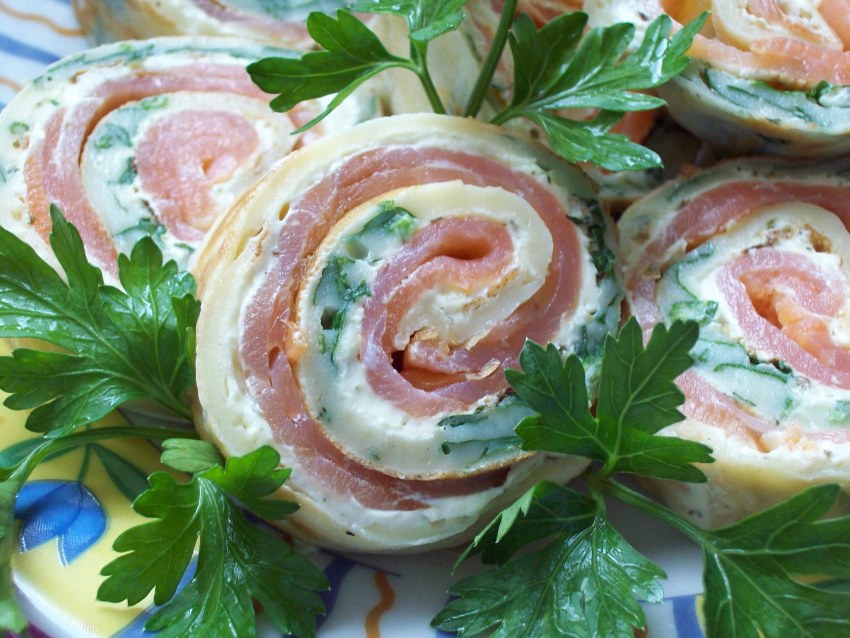 Рулет из лаваша с красной рыбкой