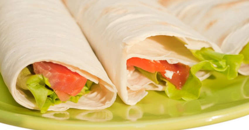 Лаваш с семгой и листьями салата