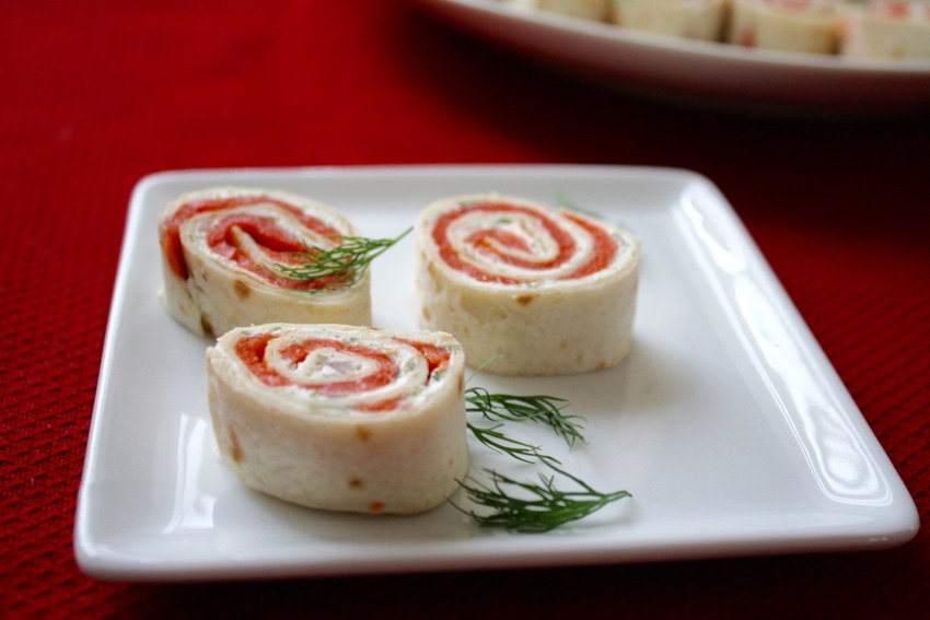 Рулет из лаваша с семгой и творожным сыром