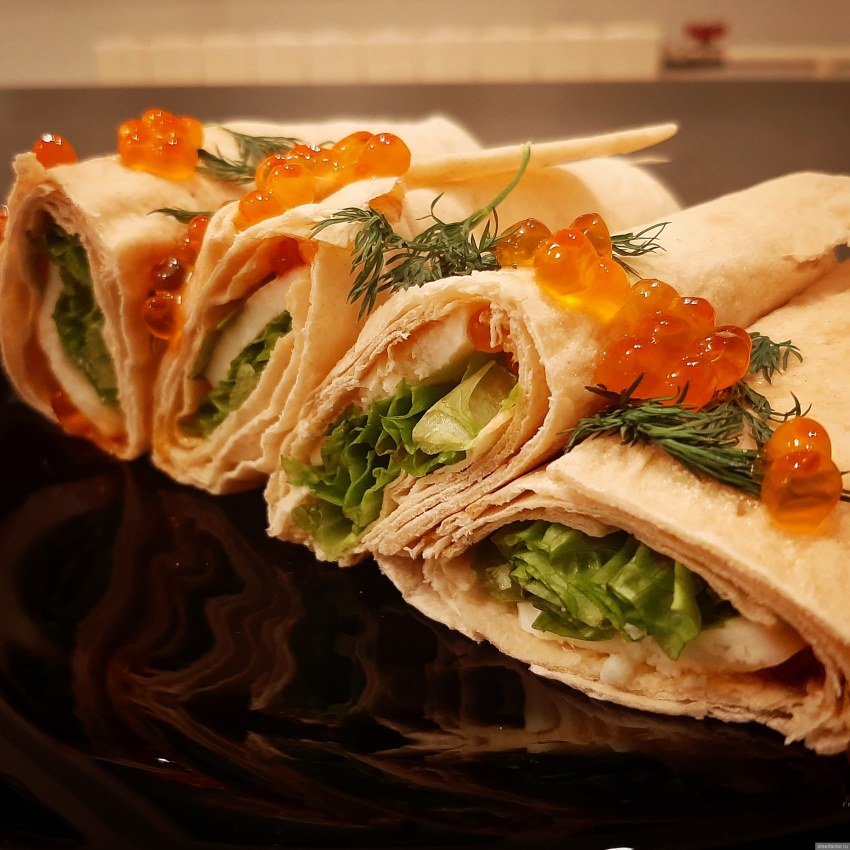 Рулетики из лаваша с икрой