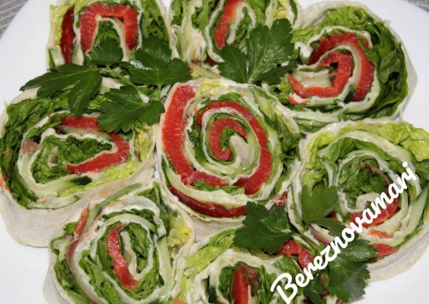 Лаваш с красной рыбой и листьями салата