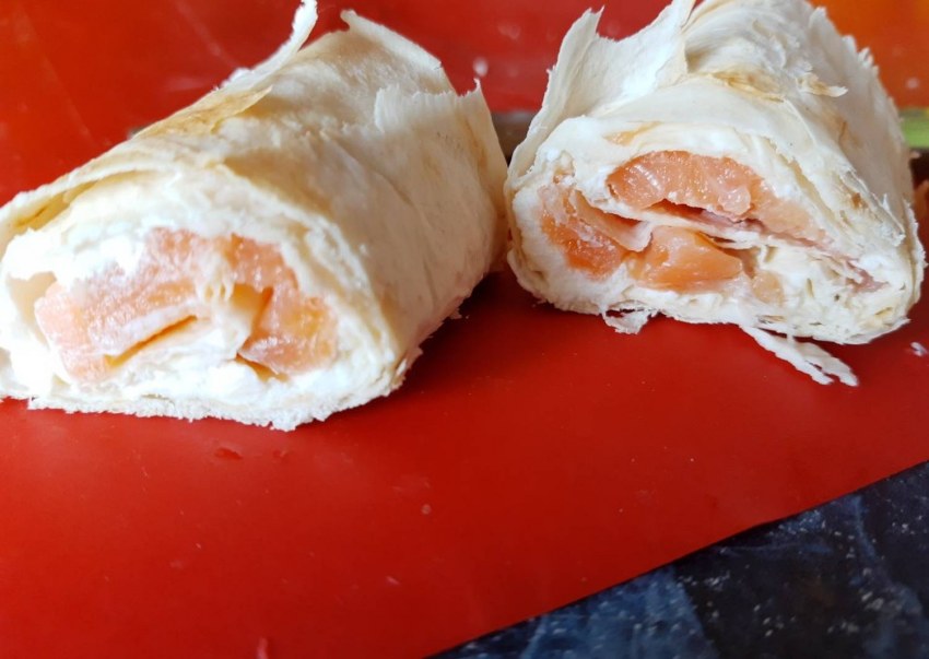 Ролл из лаваша с красной рыбой