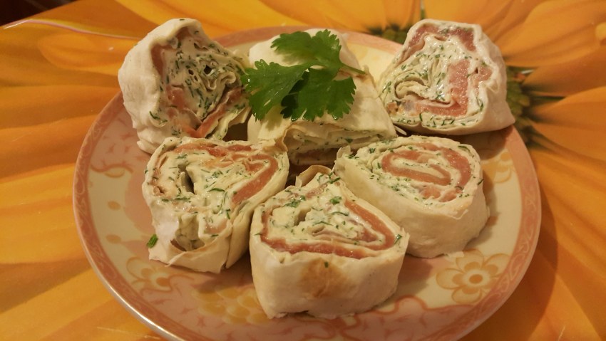 Рулет из лаваша с красной рыбой и плавленным сыром