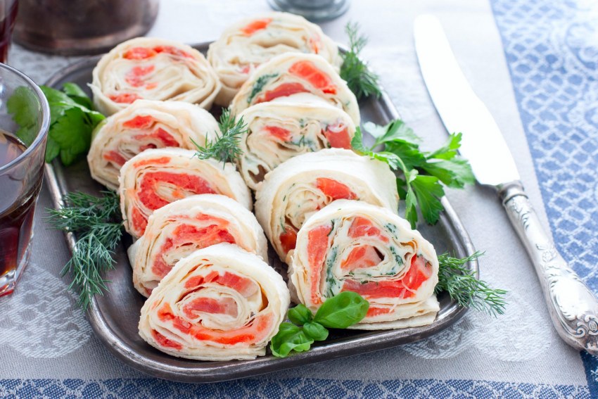 Рулетики из лаваша с красной рыбой и творожным сыром