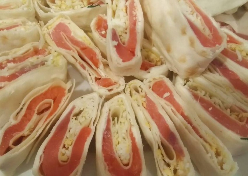 Рулет из лаваша с красной рыбой и яйцом