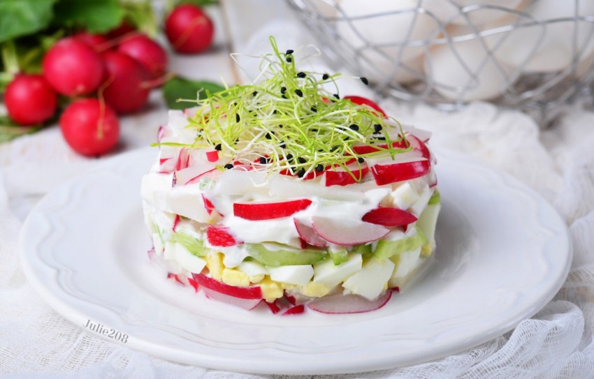 Салат с редиской и огурцом со сметаной