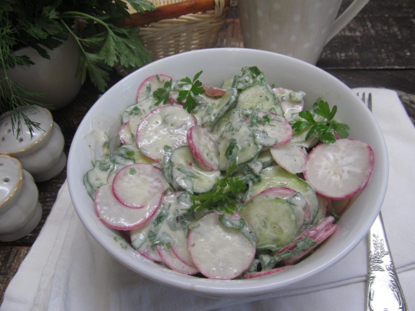Салат с редиской и огурцом