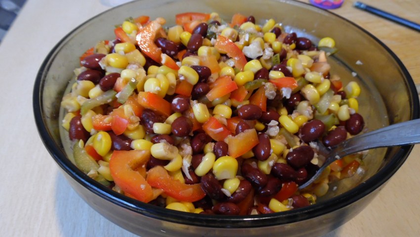 Салат с фасолью и сухариками и колбасой и кукурузой