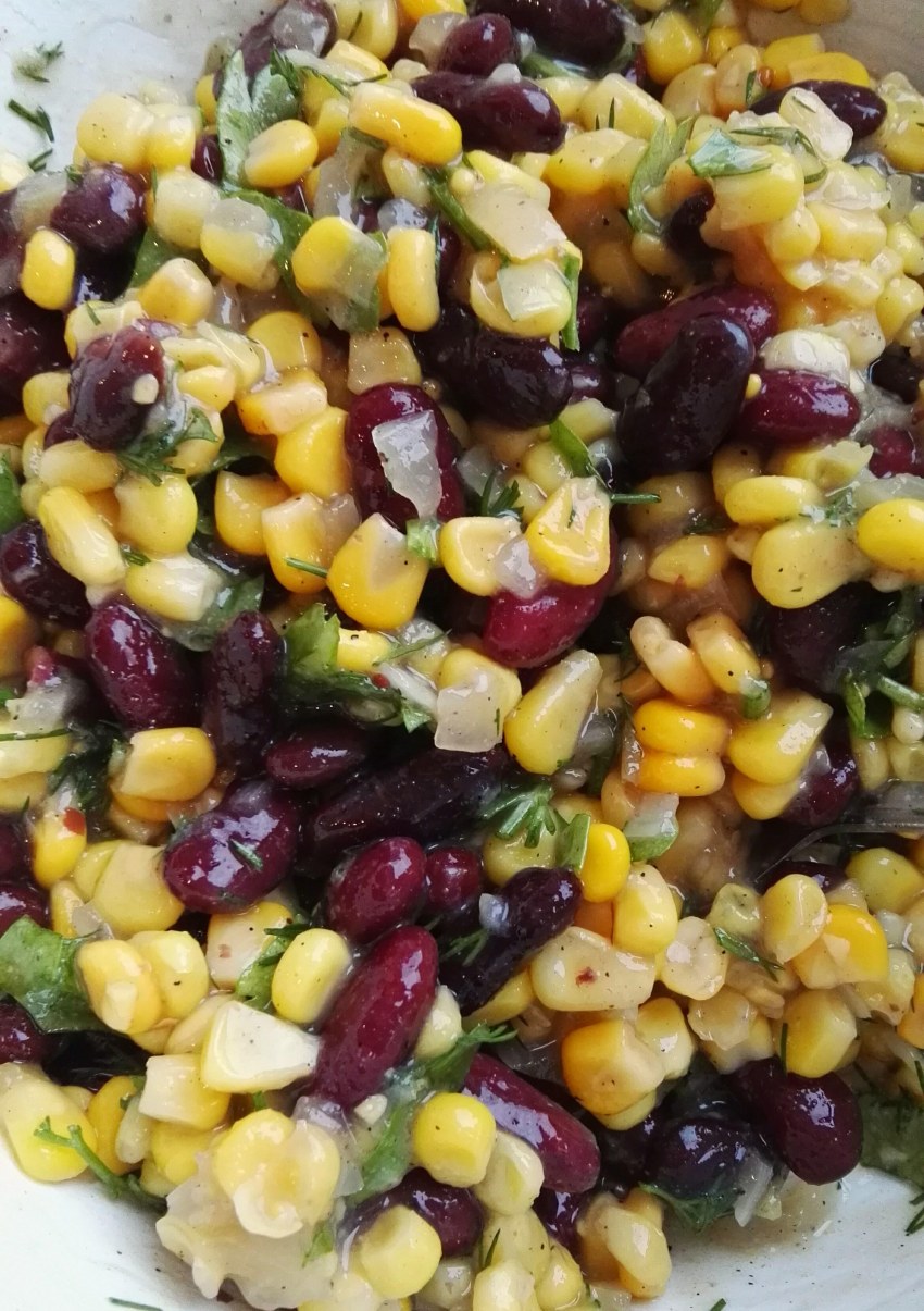Салат с фасолью и кукурузой