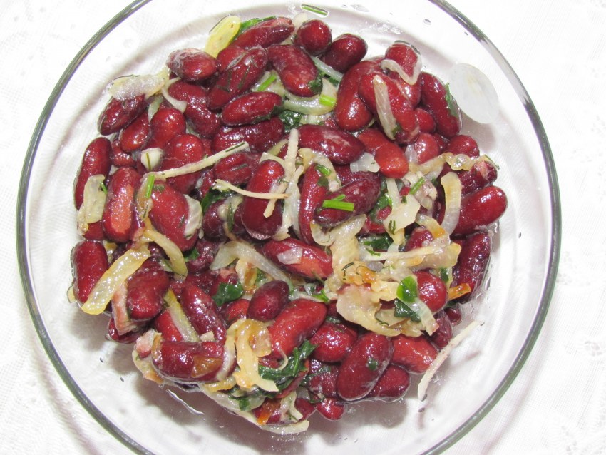 Салат с фасолью и луком