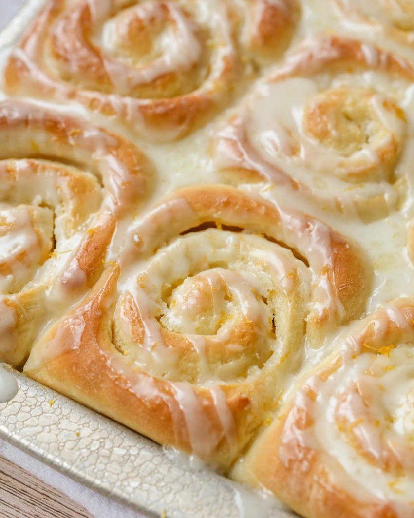 Булочка с изюмом и кремом