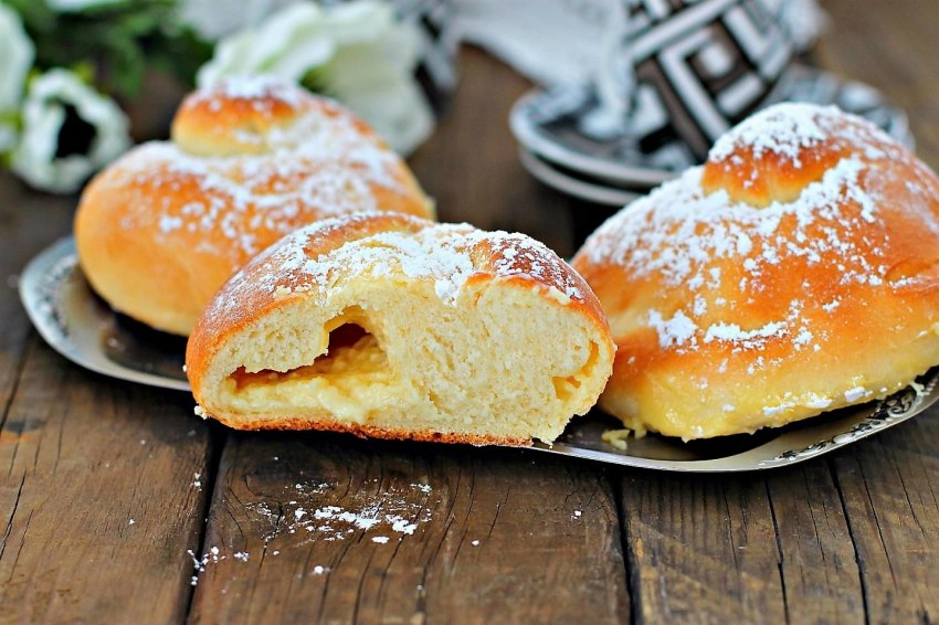 Испанские булочки ensaimadas с заварным кремом