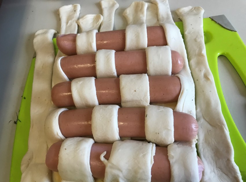 Выпечка косичка с колбасой и сыром