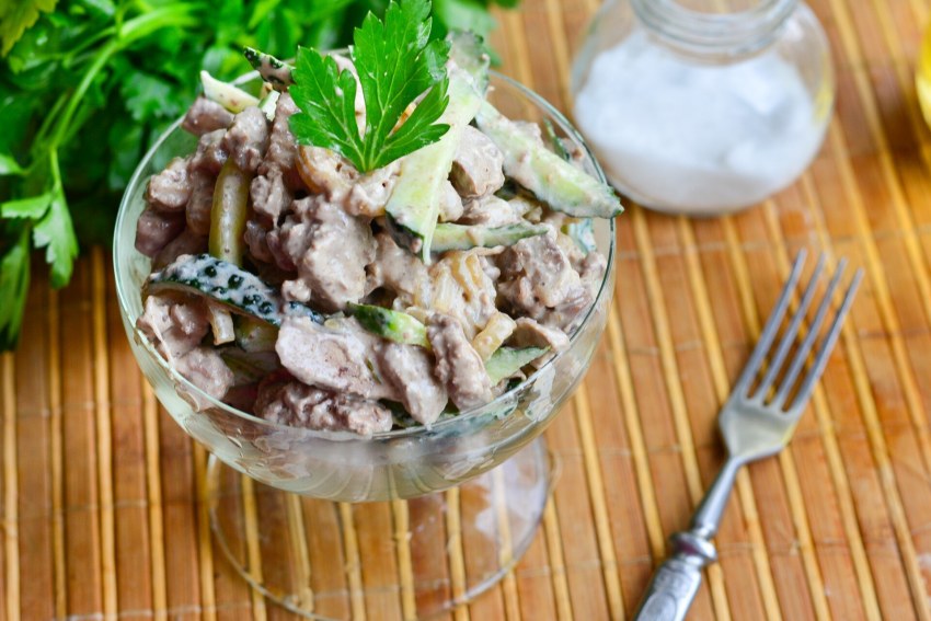 Печень со свежими огурцами