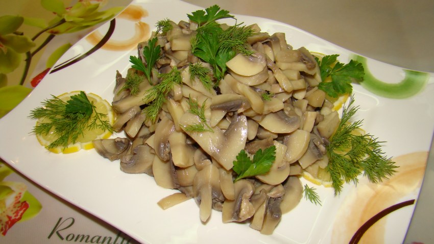 Салат с жареными грибами