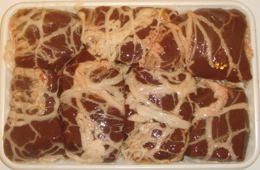 Мясо на крафтовой бумаге
