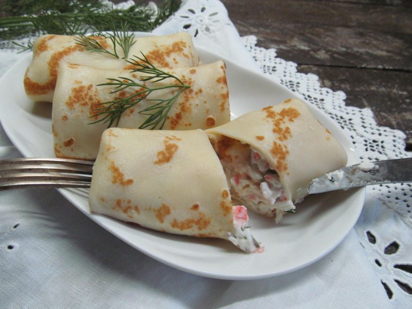 Блинчики фаршированные крабами