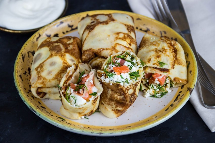 Сырный рулет с крабовыми палочками и яйцом