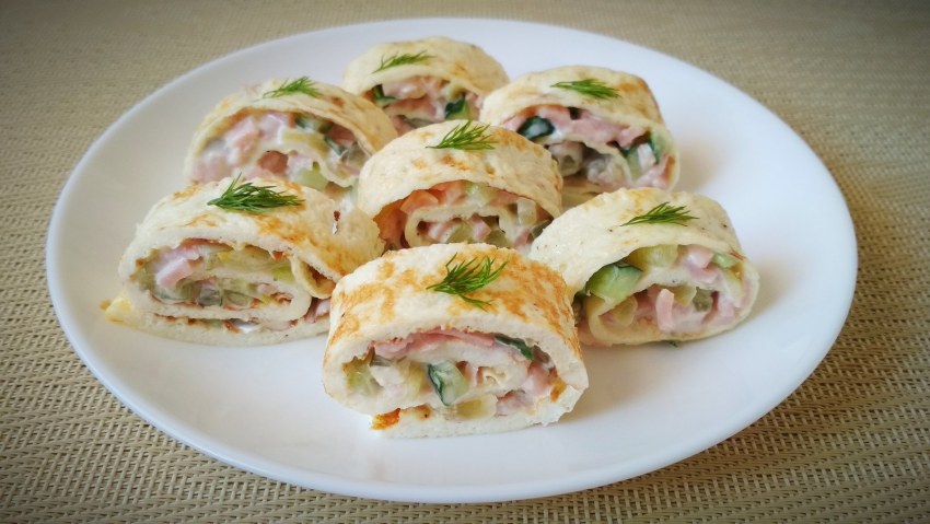 Рулетики из яичных блинчиков с крабовыми палочками и сыром