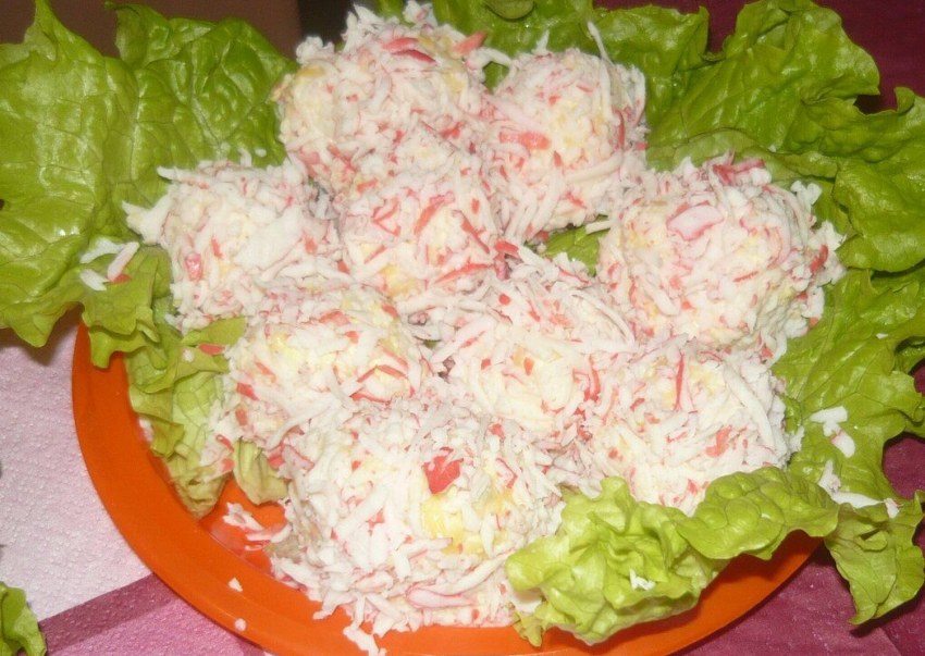 Рулетики из лаваша с крабовыми палочками и сыром и яйцом