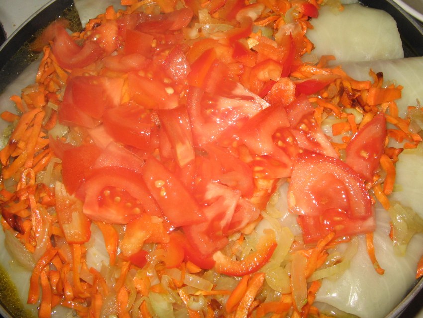Салат на зиму из помидор и перца и моркови и лука