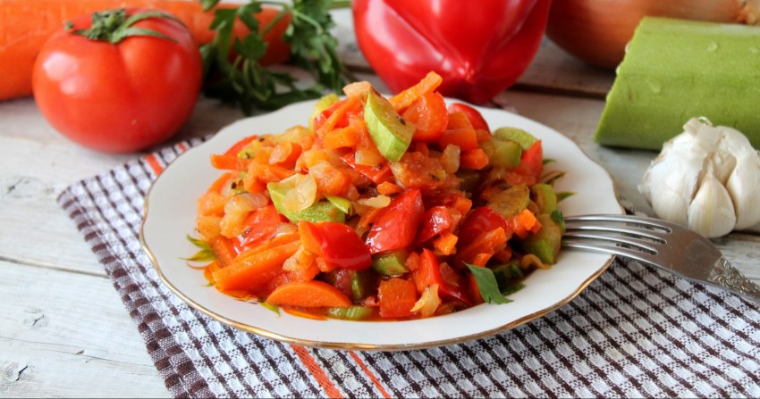 Рыба тушеная с морковью