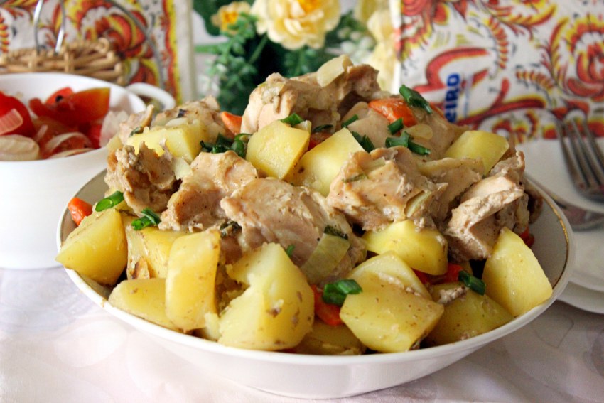 Картофель запеченный в духовке с курицей и сыром