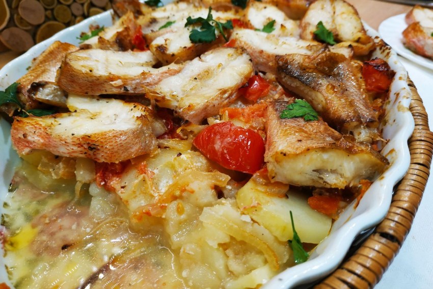 Окунь запеченный с овощами