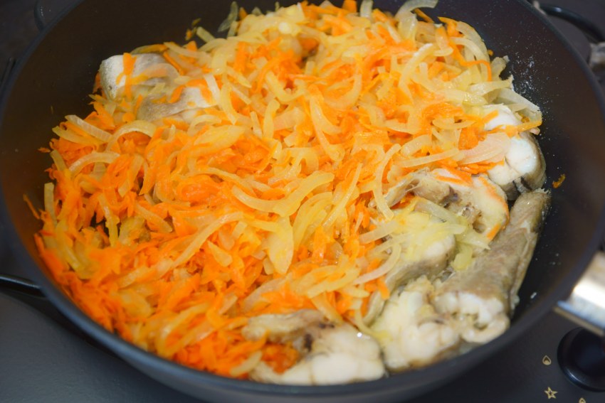 Минтай в духовке с морковью и луком