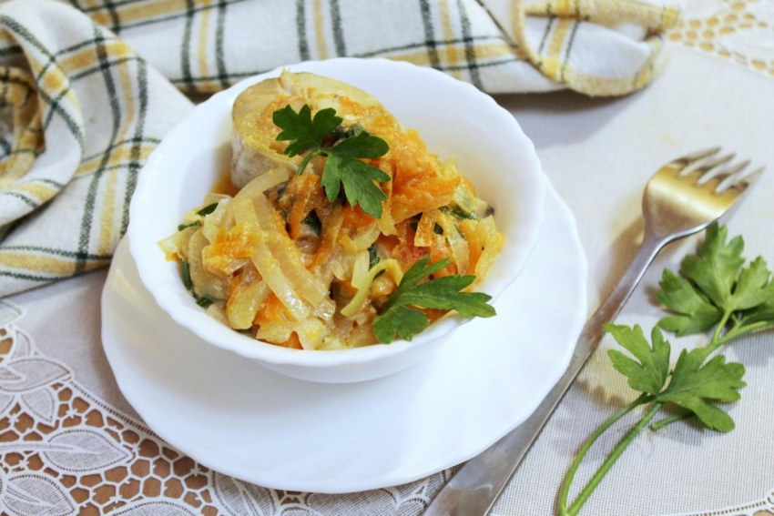 Рыба тушеная с морковью и луком