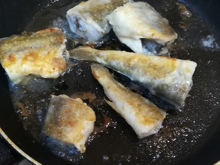 Рыба в сметане на сковороде