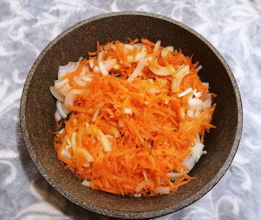 Рыба тушеная с морковью и луком