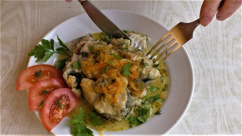 Минтай тушеный в сметане