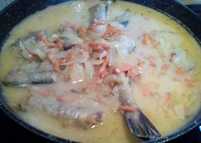 Рыба тушеная с морковью и луком
