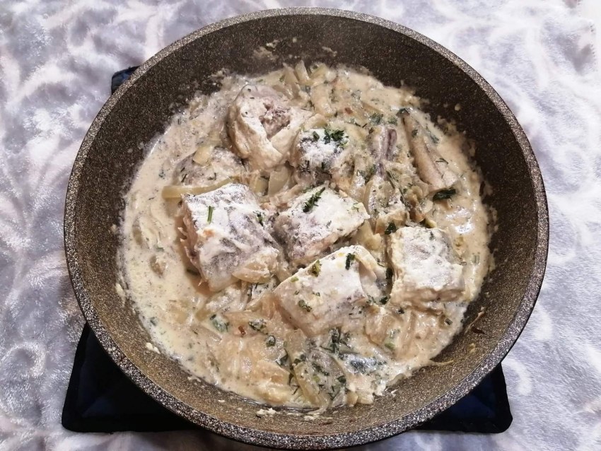 Минтай тушеный