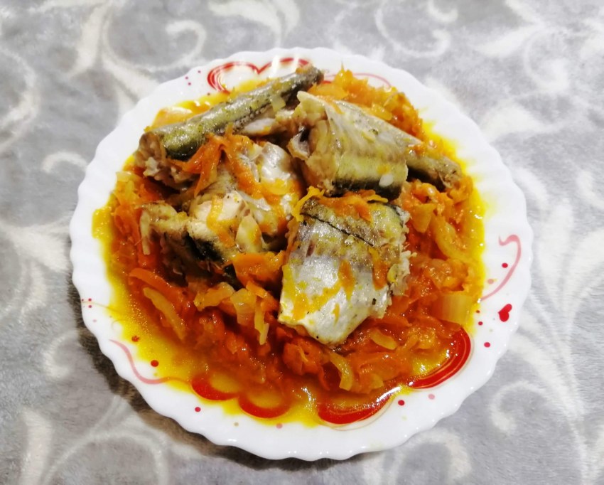 Минтай с морковью и луком на сковороде