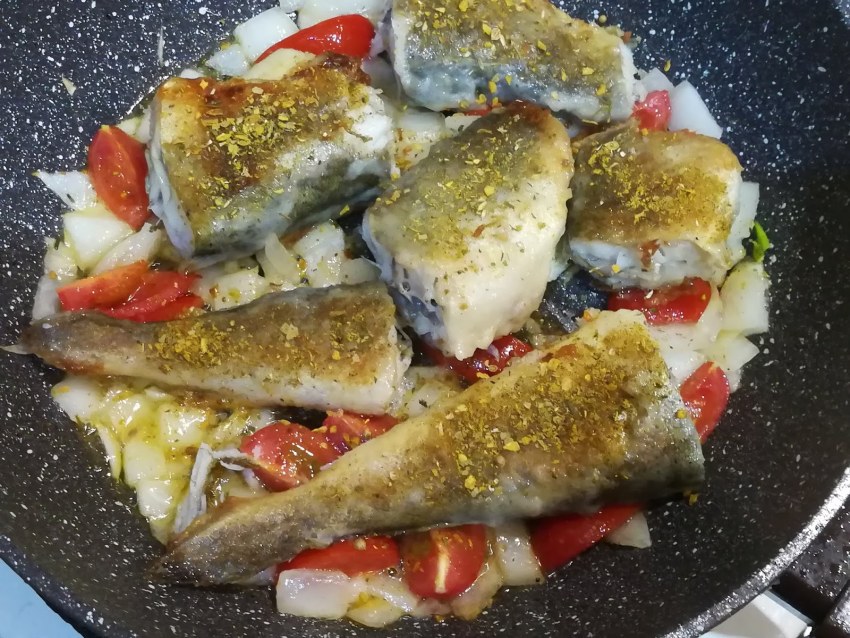 Тушёная рыба на сковороде