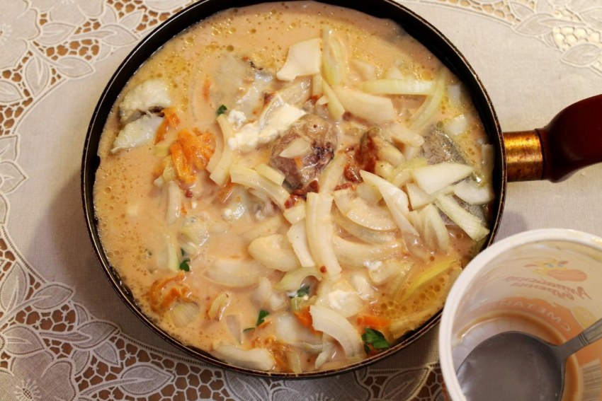 Минтай под морковкой с луком и сметаной