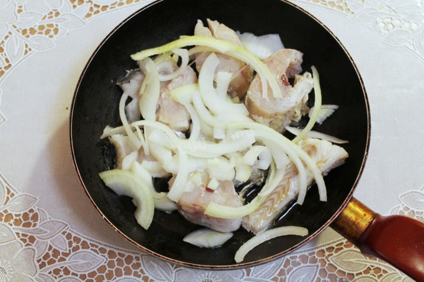 Минтай тушеный с луком