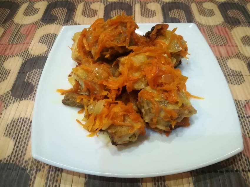 Минтай тушеный с морковью