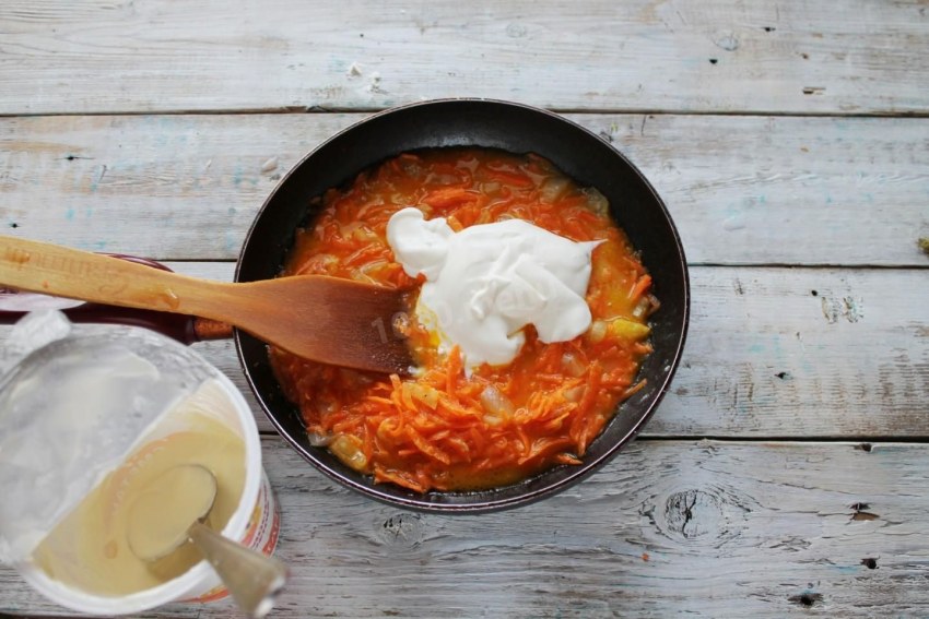 Минтай тушеный в сметане в духовке