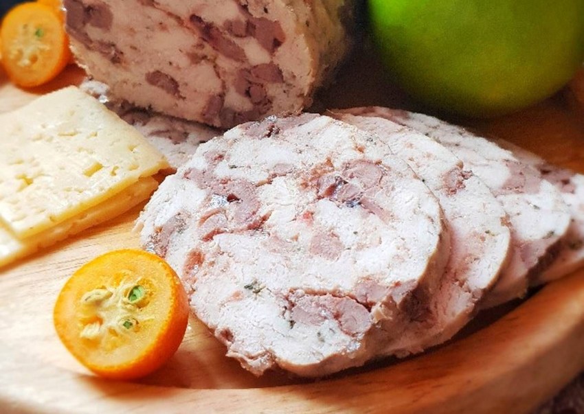 Ветчина куриная с черносливом в ветчиннице