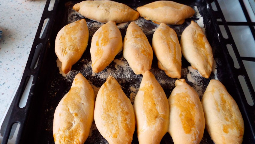 Печёные пирожки с горохом