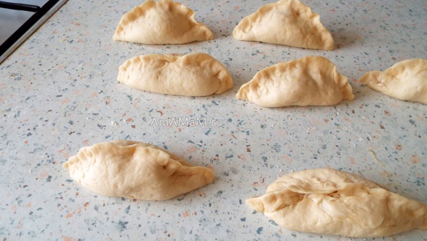 Круглые пирожки красиво защипаные
