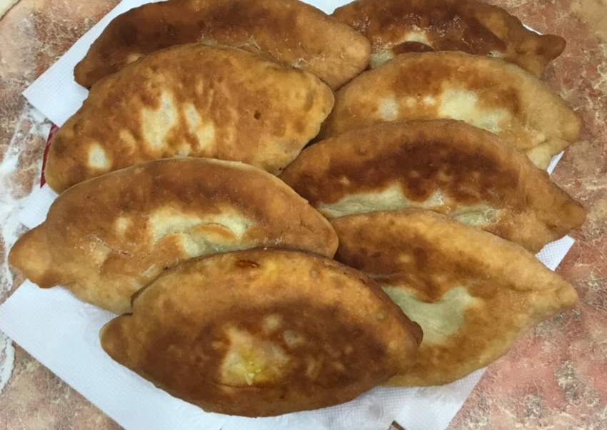 Пирожки с луком и яйцом жаре
