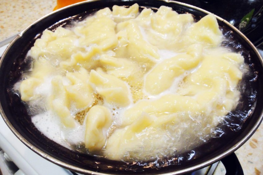 Большой вареник с картошкой