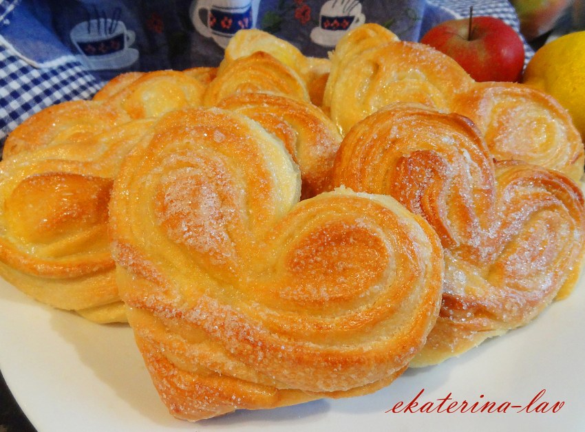 Плюшки сердечки с сахаром
