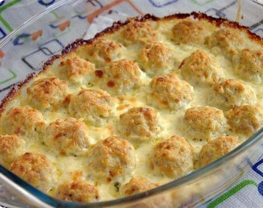 Куриные шарики в сливочном соусе в духовке