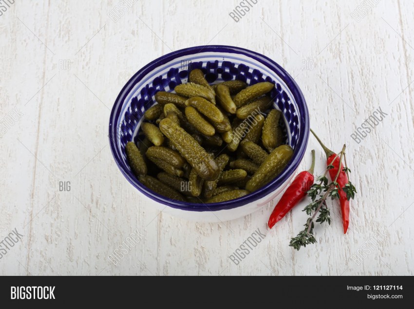 Кушает огурец
